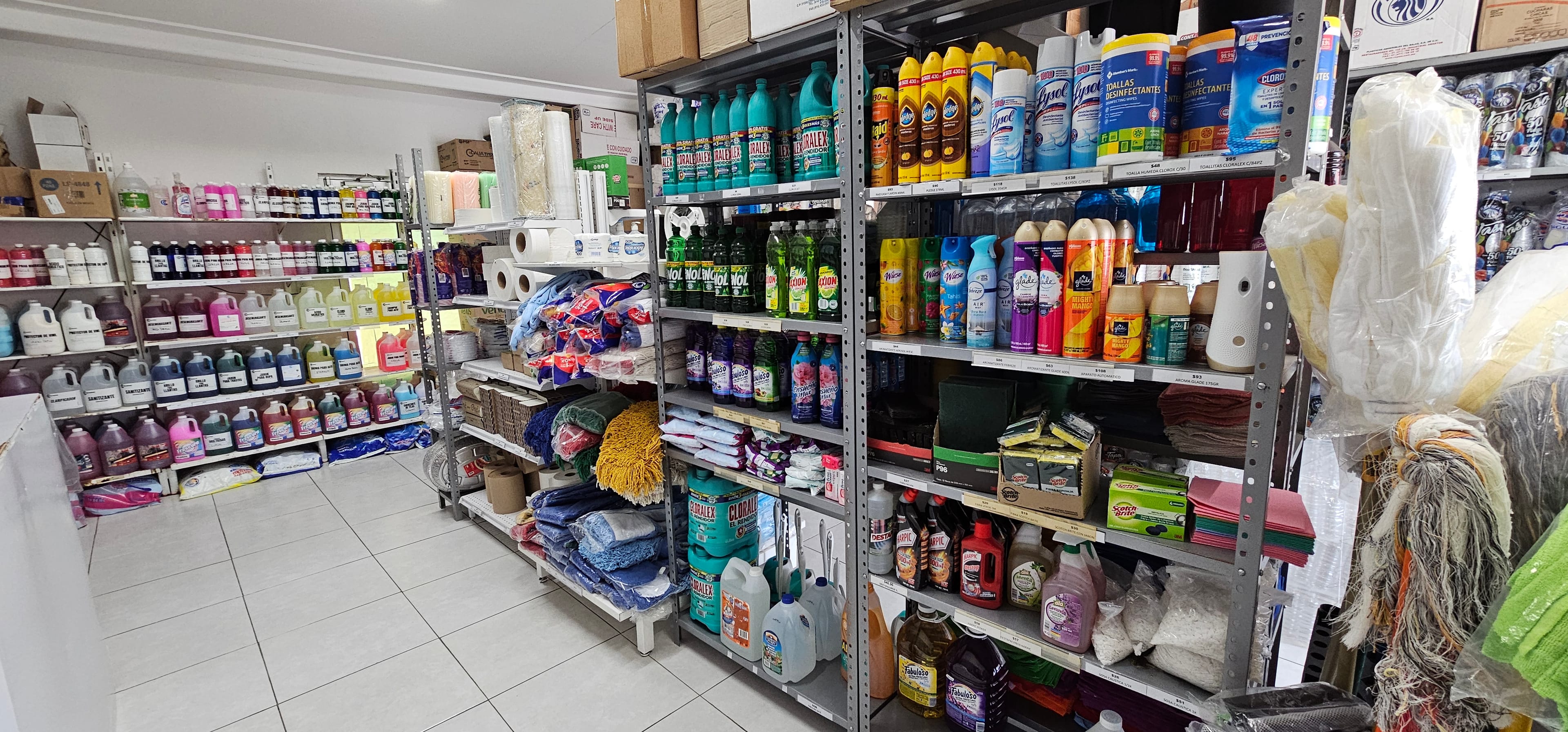 Interior de la sucursal de Cira Comercial